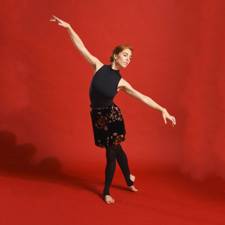 Henkilö seisoo kauniissa balettiasennossa, kädet venytettynä sivuille. Kuvassa Ida Martikainen.